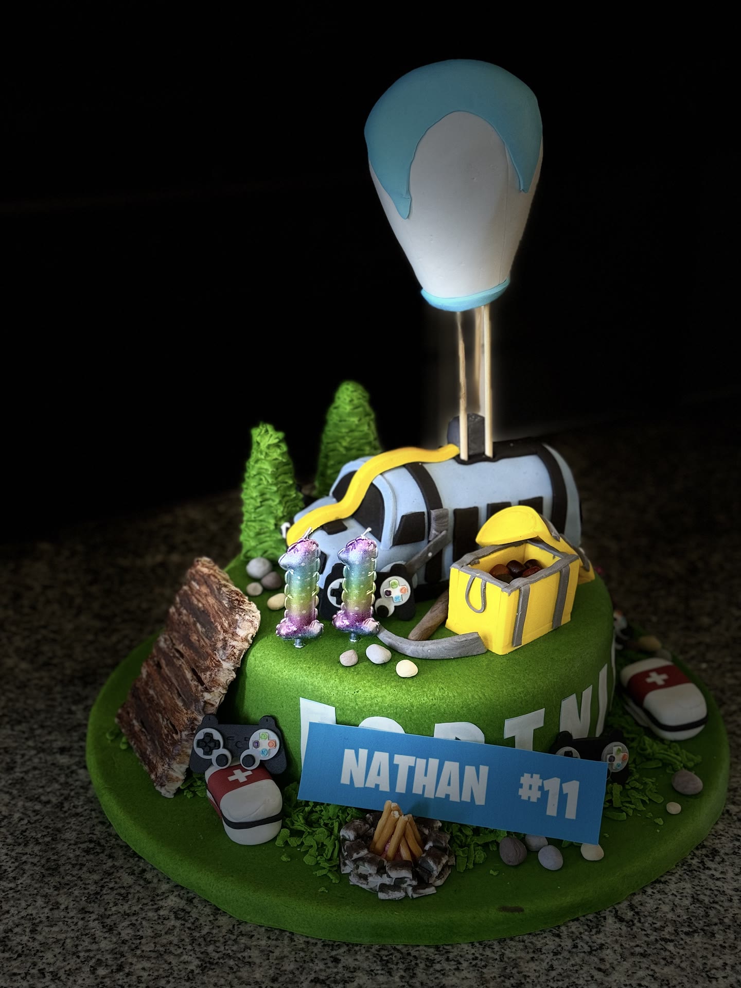 A green tier modelled as a small island scene with a balloon above it.
